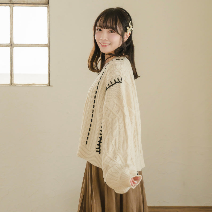 ステッチケーブルニット
