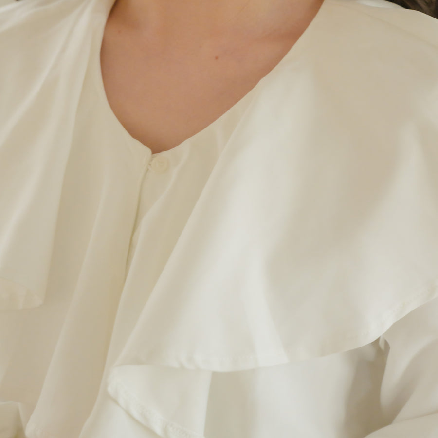 フリルカラーブラウス